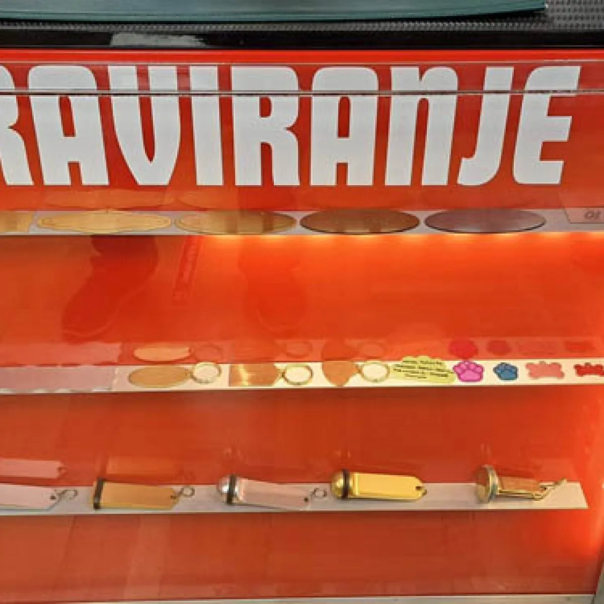 Pult za graviranje u radnji